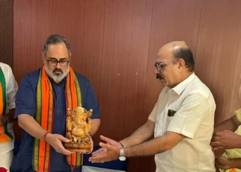 ഗണേശ വിഗ്രഹം സമ്മാനിച്ച് കേന്ദ്ര മന്ത്രി രാജീവ് ചന്ദ്രശേഖർ. എൻ എസ് എസ് പ്രവർത്തകർക്ക്