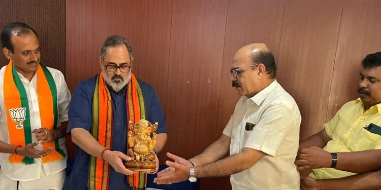 ഗണേശ വിഗ്രഹം സമ്മാനിച്ച് കേന്ദ്ര മന്ത്രി രാജീവ് ചന്ദ്രശേഖർ. എൻ എസ് എസ് പ്രവർത്തകർക്ക്