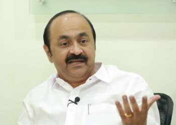 കോണ്‍ഗ്രസിലെ നെറ്റിപ്പട്ടം കെട്ടിയ ഗജവീരനാണ് കെ മുരളീധരനെന്ന് പ്രതിപക്ഷ നേതാവ് വിഡി സതീശന്‍.