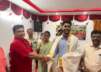 കോട്ടയം സി.എം.എസ് കോളജ് യൂണിയൻ ജനറൽ സെക്രട്ടറിയായി സത്യപ്രതിജ്ഞ ചെയ്ത ഡാനിയേൽ തോമസിനെ അനുമോദിച്ചു.