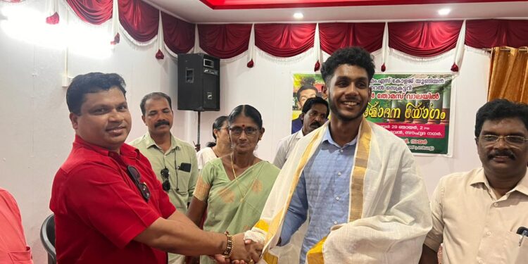 കോട്ടയം സി.എം.എസ് കോളജ് യൂണിയൻ ജനറൽ സെക്രട്ടറിയായി സത്യപ്രതിജ്ഞ ചെയ്ത ഡാനിയേൽ തോമസിനെ അനുമോദിച്ചു.