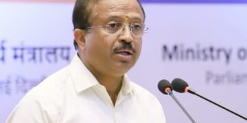 സെൽഫിയെടുത്താൽ കേരള ജനതയുടെ പട്ടിണി മാറില്ല; പരിഹസിച്ച് മുരളീധരൻ