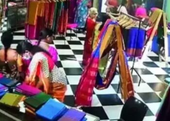 ടെക്‌സ്‌റ്റൈല്‍സില്‍നിന്ന്; സ്ത്രീ സംഘം അടിച്ചുമാറ്റിയത് 2 ലക്ഷത്തിന്റെ പട്ടുസാരികള്‍