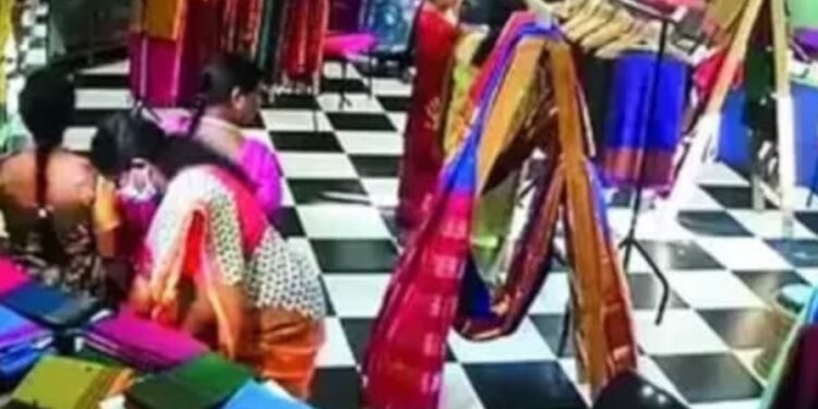 ടെക്‌സ്‌റ്റൈല്‍സില്‍നിന്ന്; സ്ത്രീ സംഘം അടിച്ചുമാറ്റിയത് 2 ലക്ഷത്തിന്റെ പട്ടുസാരികള്‍