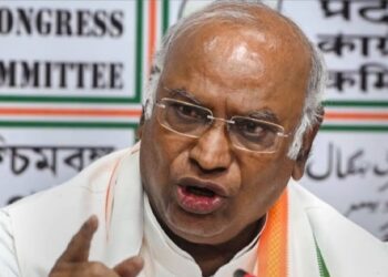 നാവ് പിഴച്ചു: ഖാർഗെയുടെ ‘രാജ്യത്തിനുവേണ്ടി രാഹുൽ ഗാന്ധി മരിച്ചു’ എന്ന പരാമർശത്തിന് പിന്നാലെ പരിഹാസവുമായി ബിജെപി