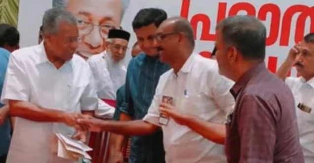 യുഡിഎഫിന്റെ ബഹിഷ്കരണ നിര്ദ്ദേശം തള്ളി;കോണ്ഗ്രസ്, മുസ്ലിം ലീഗ് നേതാക്കള് നവകേരള സദസ് വേദിയില്