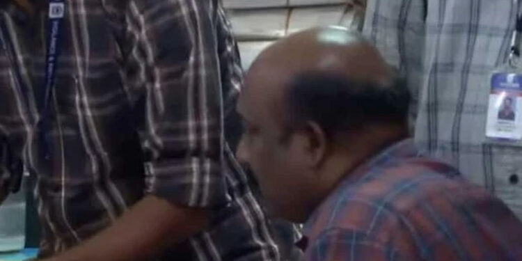 റ​വ​ന്യൂ ഉ​ദ്യോ​ഗ​സ്ഥ​ന്‍ വിജിലൻസ് പിടിയിൽ; ഭൂ​മി അ​ള​ക്കു​ന്ന​തി​ന് കൈക്കൂലി