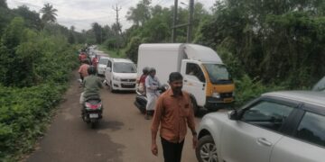 തകഴി റെയിൽവെ ക്രോസ് അടച്ചിടുന്നതു മൂലം യാത്രക്കാർ വലയുന്നു