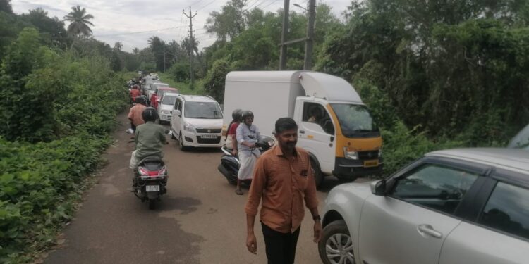തകഴി റെയിൽവെ ക്രോസ് അടച്ചിടുന്നതു മൂലം യാത്രക്കാർ വലയുന്നു