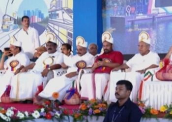 നവകേരള സദസിന് തുടക്കമായി; തലപ്പാവ് അണിയിച്ച് സ്വീകരണം