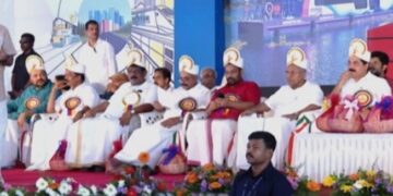 നവകേരള സദസിന് തുടക്കമായി; തലപ്പാവ് അണിയിച്ച് സ്വീകരണം