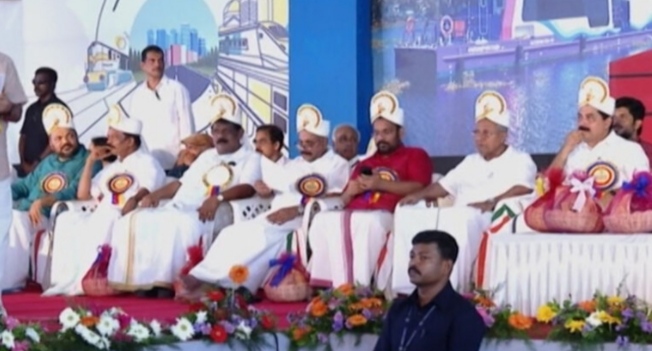 നവകേരള സദസിന് തുടക്കമായി; തലപ്പാവ് അണിയിച്ച് സ്വീകരണം