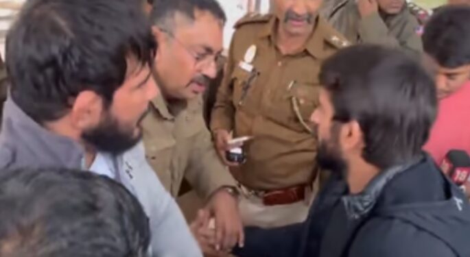 പ്രധാനമന്ത്രിയെ കാണാൻ അനുവദിച്ചില്ല; ഫുട്പാത്തിൽ പുരസ്കാരങ്ങൾ ഉപേക്ഷിച്ച് ബജ്രംഗ് പൂനിയ മടങ്ങി