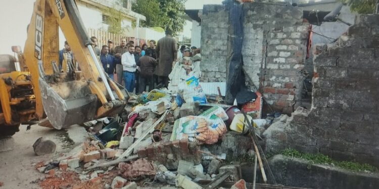 ബിജെപി പ്രവർത്തകനെ ആക്രമിച്ചെന്നാരോപിച്ച് പ്രതിയുടെ വീടിന് നേരെ ബുൾഡോസർ; നടപടിക്ക് ഉത്തരവ്