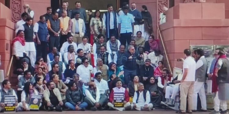 49 ലോക്‌സഭാ പ്രതിപക്ഷ എംപിമാരെ കൂടി ഇന്ന് സസ്പെൻഡ് ചെയ്തു, ചെയർ നിർദ്ദേശങ്ങൾ അവഗണിച്ചതിനാണ് എംപിമാരെ; സസ്‌പെൻഡ് ചെയ്തത്