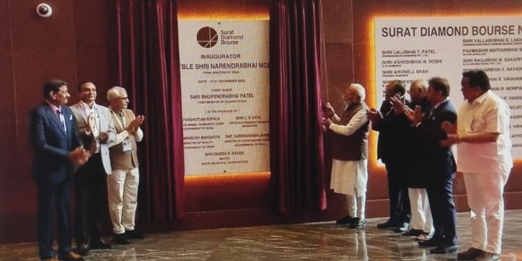 ലോകത്തിലെ ഏറ്റവും വലിയ ഓഫീസ് കെട്ടിടമായ ഗുജറാത്തിലെ സൂറത്ത് ഡയമണ്ട് ബോഴ്സ് പ്രധാനമന്ത്രി നരേന്ദ്ര മോദി; ഉദ്ഘാടനം ചെയ്തു