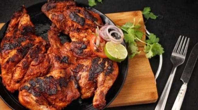 15 കടകൾ അടപ്പിച്ചു; അൽഫാം അടക്കമുള്ള ചിക്കൻ വിഭവങ്ങളിൽ കൃത്രിമനിറം ചേർത്തതിന്