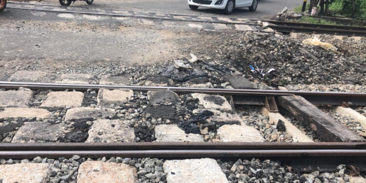 തകഴി റെയിൽവേ ക്രോസിലൂടെയുള്ള യാത്ര ദുഷ്‌ക്കരം, അടിയന്തിര ഇടപെടൽ വേണമെന്ന്; എടത്വ വികസന സമിതി