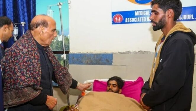 ജമ്മു കശ്മീരിലെ പൂഞ്ച് ജില്ലയിൽ കൊല്ലപ്പെട്ട സാധാരണക്കാരുടെ കുടുംബങ്ങളെ സന്ദർശിച്ച്; പ്രതിരോധ മന്ത്രി രാജ്നാഥ് സിംഗ്