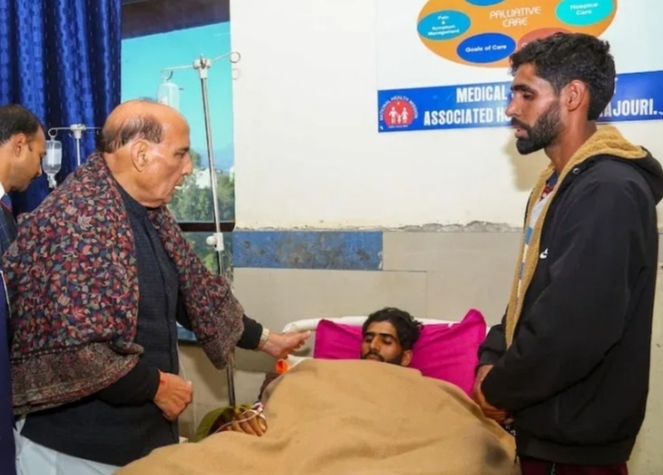 ജമ്മു കശ്മീരിലെ പൂഞ്ച് ജില്ലയിൽ കൊല്ലപ്പെട്ട സാധാരണക്കാരുടെ കുടുംബങ്ങളെ സന്ദർശിച്ച്; പ്രതിരോധ മന്ത്രി രാജ്നാഥ് സിംഗ്