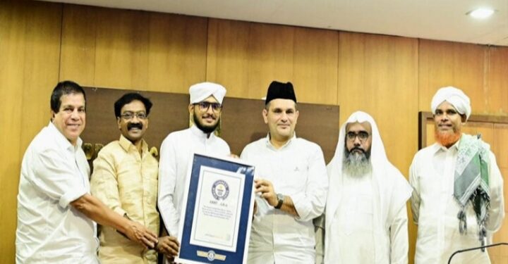 വിദ്യാർത്ഥി ലോകത്തിലെ ഏറ്റവും നീളമുള്ള ഖുര്‍ആന്‍ കാലിഗ്രഫി സ്വന്തം കൈപ്പടയില്‍ എഴുതി; ഗിന്നസ് റെക്കോര്‍ഡില്‍ ഇടം നേടി