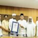 വിദ്യാർത്ഥി ലോകത്തിലെ ഏറ്റവും നീളമുള്ള ഖുര്ആന് കാലിഗ്രഫി സ്വന്തം കൈപ്പടയില് എഴുതി; ഗിന്നസ് റെക്കോര്ഡില് ഇടം നേടി
