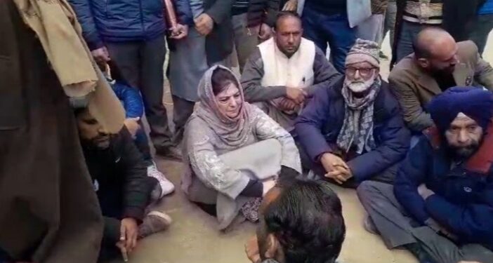 മെഹബൂബ മുഫ്തിയെ പോലീസ് തടഞ്ഞു’ പൂഞ്ചിൽ കൊല്ലപ്പെട്ട സാധാരണക്കാരുടെ വീട്ടിലേക്ക് പോകവേ; പ്രതിഷേധവുമായി മുൻ മുഖ്യമന്ത്രി