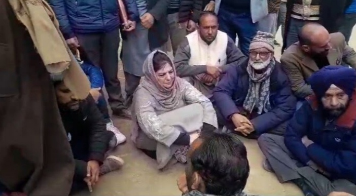 മെഹബൂബ മുഫ്തിയെ പോലീസ് തടഞ്ഞു’ പൂഞ്ചിൽ കൊല്ലപ്പെട്ട സാധാരണക്കാരുടെ വീട്ടിലേക്ക് പോകവേ; പ്രതിഷേധവുമായി മുൻ മുഖ്യമന്ത്രി