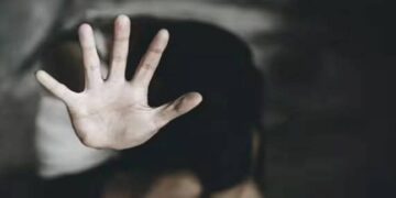 പ്രായപൂർത്തിയാകാത്ത മലയാളി പെൺകുട്ടിയെ അമ്മയുടെ സുഹൃത്തുക്കൾ മദ്യം നൽകി പീഡനത്തിനിരയാക്കിയതായി പരാതി ; സംഭവം മുംബൈയിൽ
