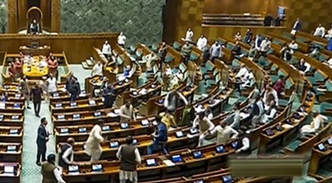 പാർലമെന്റ് അതിക്രമ കേസിൽ രണ്ടുപേരെ കൂടി ഡൽഹി പൊലീസ് കസ്റ്റഡിയിലെടുത്തു; ഇതിൽ വിരമിച്ച ഡെപ്യൂട്ടി പോലീസ് സൂപ്രണ്ടിന്റെ മകനും