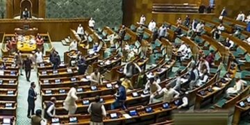 പാർലമെന്റിലുണ്ട സുരക്ഷാ വീഴ്ചയെത്തുടർന്ന് സഭയിൽ വിമാനത്താവള മാതൃകയിലുള്ള സുരക്ഷാ നടപടികൾ വേണമെന്ന്; പ്രതിപക്ഷ എംപിമാർ