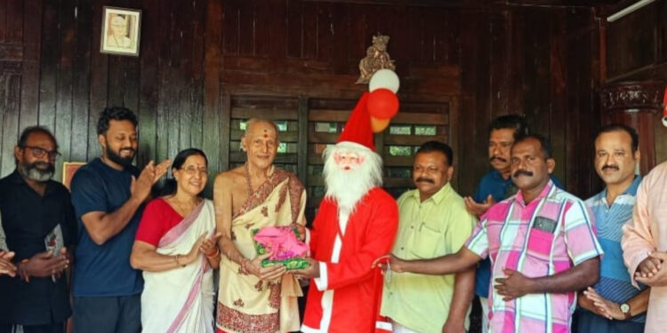 ക്ഷേത്രഭാരവാഹികൾ സ്വീകരിച്ചു; ക്രിസ്തുമസ് സന്ദേശവുമായി എത്തിയ സംഘത്തെ