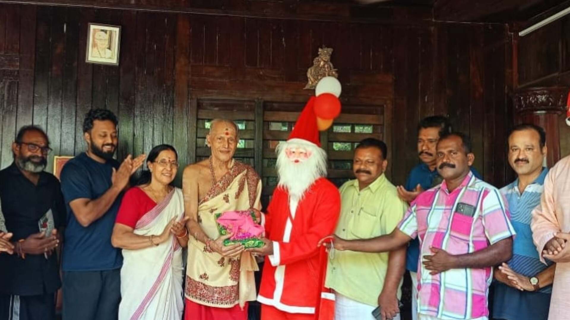 ക്ഷേത്രഭാരവാഹികൾ സ്വീകരിച്ചു; ക്രിസ്തുമസ് സന്ദേശവുമായി എത്തിയ സംഘത്തെ