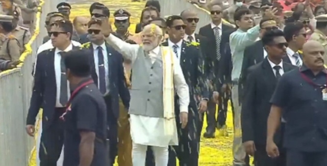 പ്രധാനമന്ത്രി നരേന്ദ്ര മോദി തൃശ്ശൂരിലെത്തി; കേരളത്തിലെ എന്‍റെ അമ്മമാരെ, സഹോദരിമാരെ എന്ന് മലയാളത്തില്‍ പറഞ്ഞുകൊണ്ടാണ് മോദി പ്രസംഗം ആരംഭിച്ചത്