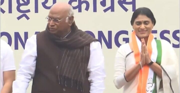 കോണ്‍ഗ്രസില്‍ ചേര്‍ന്നു; ആന്ധ്രാപ്രദേശ് മുഖ്യമന്ത്രി ജഗന്‍ മോഹന്‍ റെഡ്ഡിയുടെ സഹോദരി വൈ എസ് ശർമിള