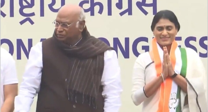 കോണ്‍ഗ്രസില്‍ ചേര്‍ന്നു; ആന്ധ്രാപ്രദേശ് മുഖ്യമന്ത്രി ജഗന്‍ മോഹന്‍ റെഡ്ഡിയുടെ സഹോദരി വൈ എസ് ശർമിള