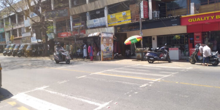 എടത്വ ജംഗ്ഷനിൽ ബസ് കാത്തിരിപ്പു കേന്ദ്രവും ഇല്ല; സീബ്ര ക്രോസ് മാഞ്ഞു പോയിട്ട് നടപടിയും ഇല്ല