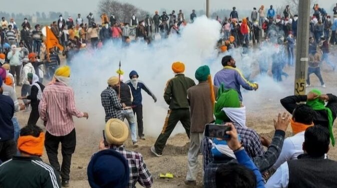 ഡൽഹി അതിർത്തികൾ സംഘർഷഭരിതം; ഡൽഹി ചലോ മാർച്ചിൽ നിന്നും പിന്നോട്ടില്ലെന്ന്’ കർഷകർ