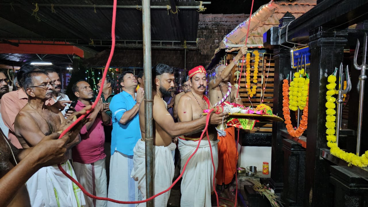 തലവെടി പനയന്നൂർക്കാവ് ത്രിപുരസുന്ദരി ക്ഷേത്രത്തിലെ ഉത്സവത്തിന് കൊടിയേറി