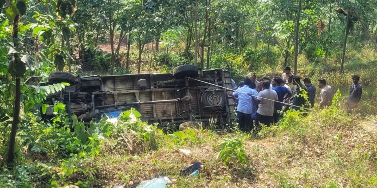 ഇടുക്കി മെഡിക്കൽ കോളേജിൽ നിന്നും; രോഗിയുമായി പോയ ആംബുലൻസ് മറിഞ്ഞു ഒരാൾ മരണപ്പെട്ടു