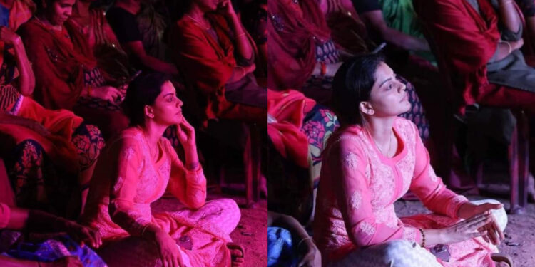 അനുശ്രീ എന്ത് സിംപിള്‍; താരം വീടിനു അടുത്തുള്ള ക്ഷേത്രത്തിലെ ഉത്സവ കാഴ്ചകൾ കാണുന്ന ചിത്രം വൈറലായിരിക്കകയാണ്