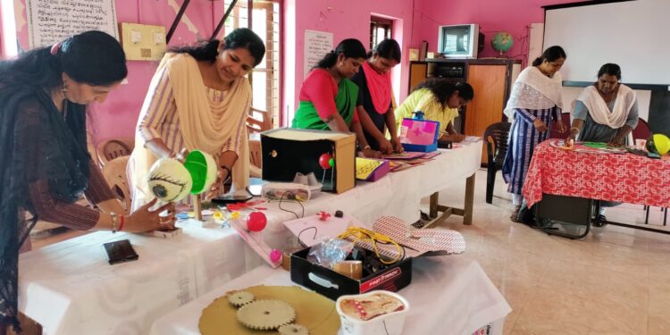 ഭിന്നശേഷി കുട്ടികൾക്കായി പഠനോപകരണങ്ങൾ നിർമ്മിച്ച് സ്പെഷ്യൽ എഡ്യൂക്കേറ്റർമാർ