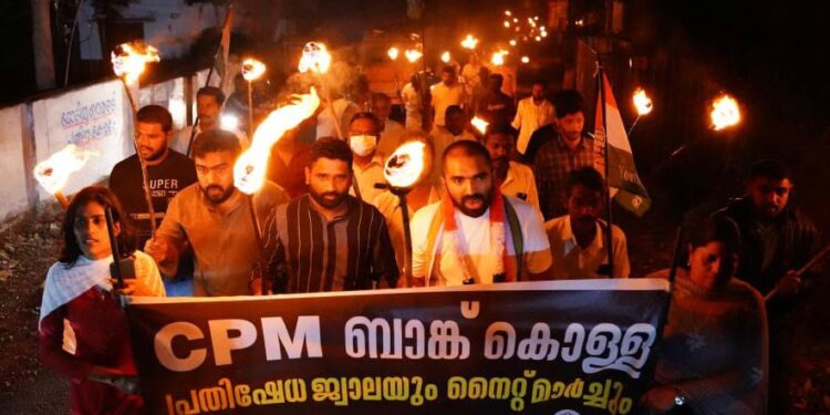 പനച്ചിക്കാട് എസ് സി എസ് ടി ബാങ്ക് തട്ടിപ്പ്; യൂത്ത് കോൺഗ്രസ് പ്രതിഷേധ ജാലയും നൈറ്റ് മാർച്ചും നടത്തി