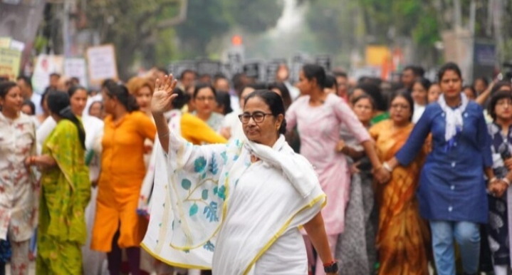 മമത ബാനർജി വനിതാ ദിനത്തിന് മുന്നോടിയായി കൊൽക്കത്തയിലെ സന്ദേശ്ഖാലിയിൽ; റാലി നടത്തി