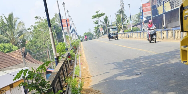 എടത്വ പാലത്തിന്റെ നടപ്പാത നിർമ്മാണം ; കേരള റോഡ് ഫണ്ട് ബോർഡിന്റെ നിർദ്ദേശം അവഗണിച്ചു