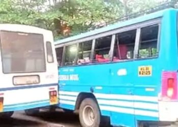 മത്സരയോട്ടം സ്വകാര്യ ബസ്സും കെഎസ്ആർടിസിയും കൂട്ടിയിടിച്ചു: ആളപായമില്ല