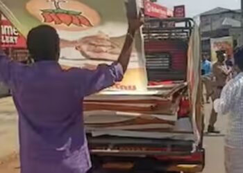 ബിജെപിയുടെ പ്രചാരണ ബോർഡുകൾ നീക്കം ചെയ്ത്: വയനാട്ടിൽ കെ. സുരേന്ദ്രനും പൊലീസും തമ്മിൽ തർക്കം