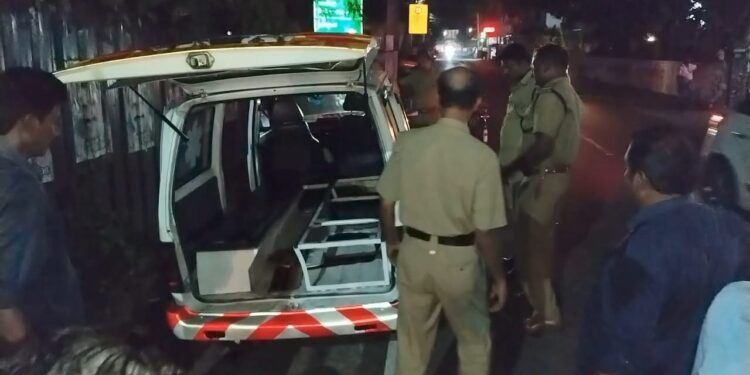 മൃതദേഹവുമായി പോയ ആംബുലന്‍സിന് തീപിടിച്ചു