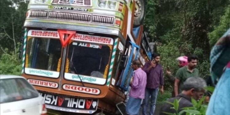 ഏലക്കായുമായി പോയ ലോറി അപകടത്തിൽപ്പെട്ടു