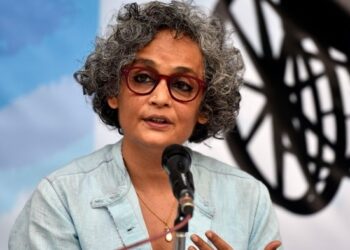 കശ്മീരിലെ പ്രസംഗത്തിൽ: അരുന്ധതി റോയിക്കെതിരെ തീവ്രവാദ വിരുദ്ധ നിയമ പ്രകാരം നടപടിയെടുക്കുവാൻ ഡൽഹി ലെഫ്റ്റനൻ്റ് ഗവർണർ അനുമതി നൽകി